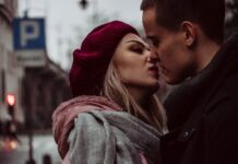 How to Know When to Kiss a Girl