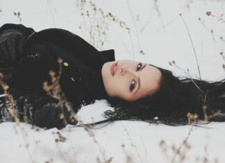 How to Pose Better in Your Tinder Photos